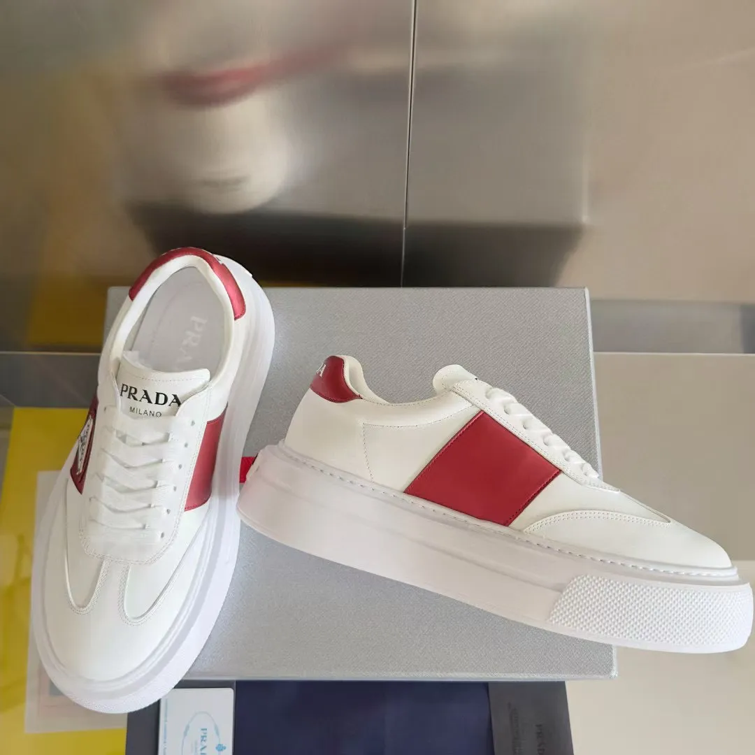 👟👟Ex-factory price 600👟👟 Couple model Prada Latest Couple model Triangle logo Thick sole Casual white shoes Sneakers Original purchase development and production This sneaker combines simple lines and distinctive details into a modern design. The leather upper presents a refined silhouette, with the Prada contrasting logo embellished on the tongue and side inserts. Exquisite packaging at the delivery counter 🛍📦 ▪️Fabric: Original custom imported cowhide material ▪️Lining: Original custom made soft sheepskin ▪️Sole: Original molded non-slip rubber outsole ▪️Sole thickness: 4CM ▪️Size: Women's 35-40 / Men's 39-45